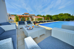 Apartmány Dalmacija - posezení u bazénu, Preko, ostrov Ugljan, Chorvatsko