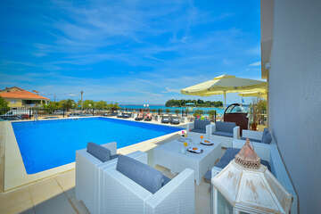 Apartmány Dalmacija - posezení u bazénu, Preko, ostrov Ugljan, Chorvatsko