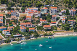 Seget Donji - apartmány, letecký pohled, Trogirská riviéra, Chorvatsko