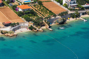 Seget Donji - pláže, letecký pohled, Trogirská riviéra, Chorvatsko