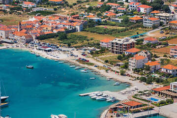 Seget Donji - letecký pohled, Trogirská riviéra, Chorvatsko