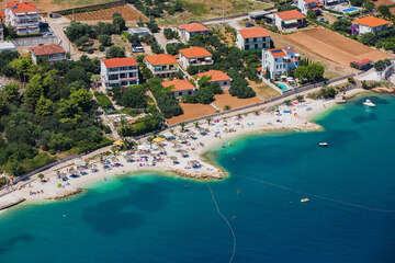 Seget Donji - pláže, letecký pohled, Trogirská riviéra, Chorvatsko