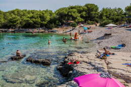 Pláž Tepluš, Rukavac, ostrov Vis, Chorvatsko | NOVALJA 