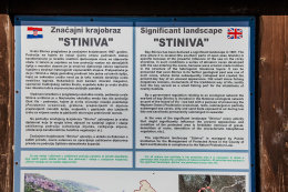 Pláž Stiniva, ostrov Vis, sestup na vlastní nebezpečí, vzdálenost od parkoviště je 450 m s převýšením 90 m, Chorvatsko | NOVALJA