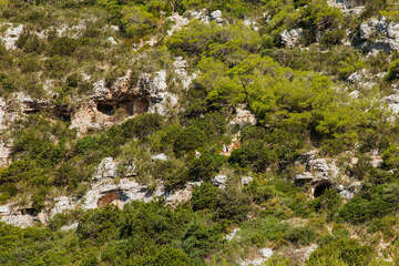 Sestup k pláži Stiniva na vlastní nebezpečí, vzdálenost od parkoviště je 450 m s převýšením 90 m, ostrov Vis, Chorvatsko | NOVALJA