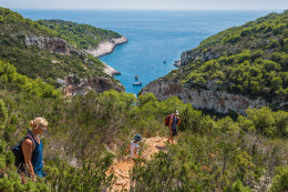 Pláž Stiniva, ostrov Vis, vzdálenost od parkoviště je 450 m s převýšením 90 m, Chorvatsko | NOVALJA