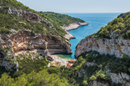 Pláž Stiniva, ostrov Vis, Chorvatsko | NOVALJA