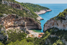 Pláž Stiniva, ostrov Vis, Chorvatsko | NOVALJA