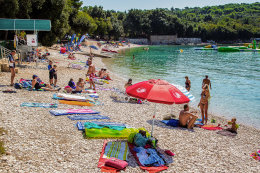 Resort Centinera *** - oblázková pláž, Pula-Banjole, poloostrov Istrie, Chorvatsko