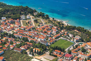 Fažana - letecký pohled, poloostrov Istrie, Chorvatsko