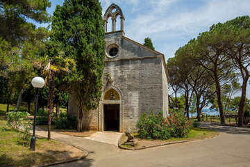 Národní park Brijuni - templářský kostel, Istrie, Chorvatsko