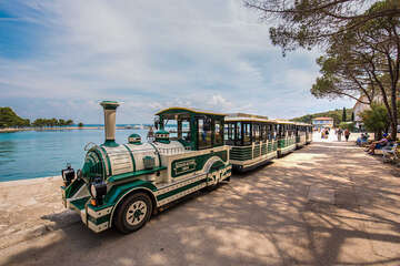 Národní park Brijuni - turistický vláček, Istrie, Chorvatsko