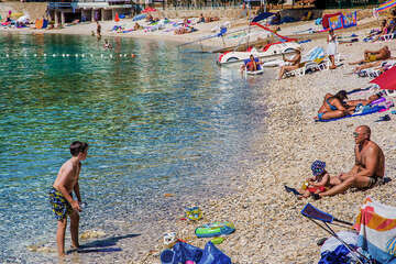 Mobilhomy Centinera - oblázková pláž, Pula-Banjole, poloostrov Istrie, Chorvatsko