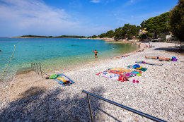 Mobilhomy Centinera - oblázková pláž, Pula-Banjole, poloostrov Istrie, Chorvatsko