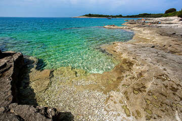 Mobilhomy Centinera - další pláže v okolí (ploché kameny), Pula-Banjole, poloostrov Istrie, Chorvatsko