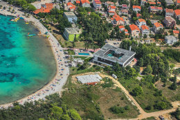 Novalja - pláž ve městě, letecký pohled, ostrov Pag, Chorvatsko