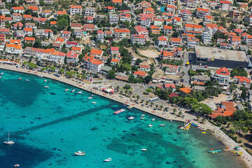Novalja - promenáda, letecký pohled, ostrov Pag, Chorvatsko