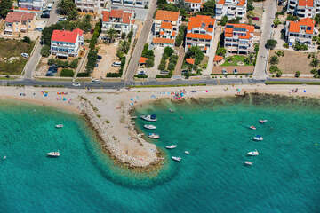 Novalja - pláž ve městě, letecký pohled, ostrov Pag, Chorvatsko