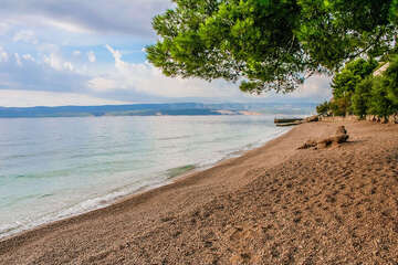 Mimice - oblázková pláž, Omišská riviéra, Chorvatsko