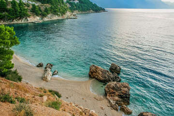 Mimice - oblázková pláž, Omišská riviéra, Chorvatsko