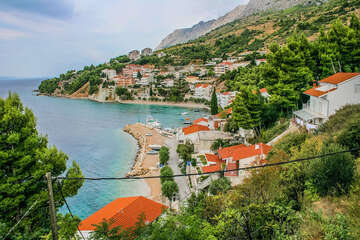 Mimice - oblázková pláž, Omišská riviéra, Chorvatsko