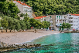 Mimice - oblázková pláž, Omišská riviéra, Chorvatsko