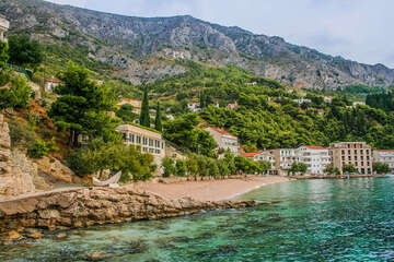 Mimice - oblázková pláž, Omišská riviéra, Chorvatsko