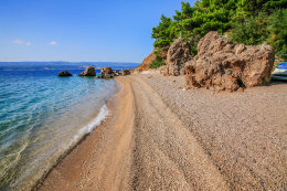 Mimice - oblázková pláž, Omišská riviéra, Chorvatsko