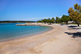 Punat - pláže, ostrov Krk, Chorvatsko