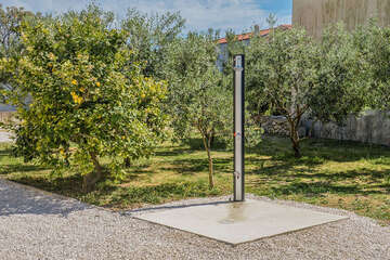 Apartmány Perla - venkovní sprcha, Zaostrog, Makarská riviéra, Chorvatsko