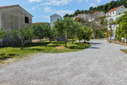 Apartmány Perla - příjezdová cesta, Zaostrog, Makarská riviéra, Chorvatsko	