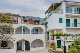 Apartmány Perla - dům vlevo (A5, A6, A7, A8), dům vpravo (A1, A2, A3, A4), Zaostrog, Makarská riviéra, Chorvatsko