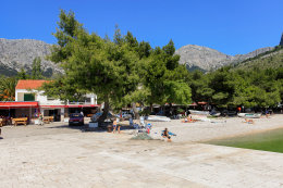 Apartmány Perla - oblázková pláž ve středu letoviska, Zaostrog, Makarská riviéra, Chorvatsko
