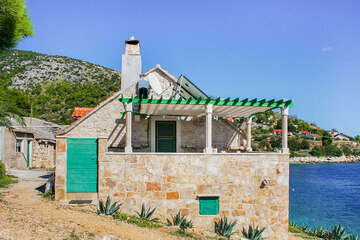 Apartmány Rustika - pohled na terasu apartmánu A1, Vela Farska, ostrov Brač, Chorvatsko