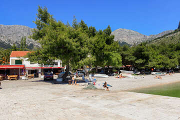 Zaostrog - pláž u restaurace, Chorvatsko