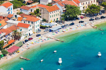 Zaostrog - letecký pohled, pláž u domů Perla a Orada 
