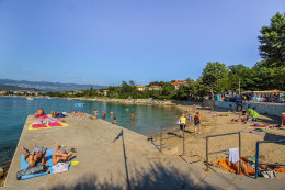 Šilo - písečná pláž s betonovým molem, ostrov Krk, Chorvatsko