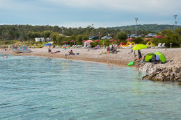 Šilo - další pláž v letovisku, ostrov Krk, Chorvatsko