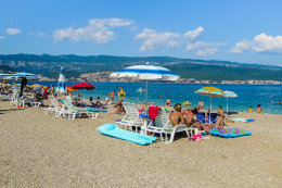 Šilo - další pláž v letovisku, ostrov Krk, Chorvatsko