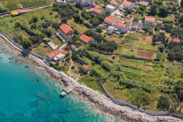 Lumbarda - promenáda na písečnou pláž Bilin Žal, ostrov Korčula, Chorvatsko