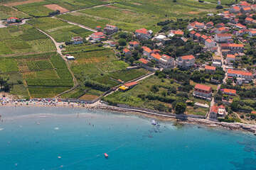 Lumbarda - písečná pláž Bilin Žal, ostrov Korčula, Chorvatsko