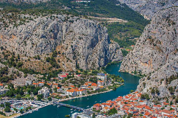 Omiš-Duče, letecký pohled, Chorvatsko