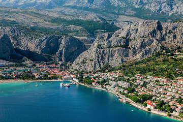 Omiš - letecký pohled, Chorvatsko