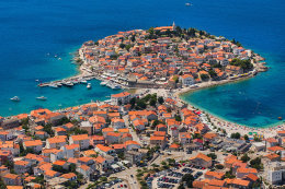 Primošten, letecký pohled, Šibenická riviéra, Chorvatsko