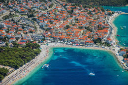 Primošten, letecký pohled, Šibenická riviéra, Chorvatsko