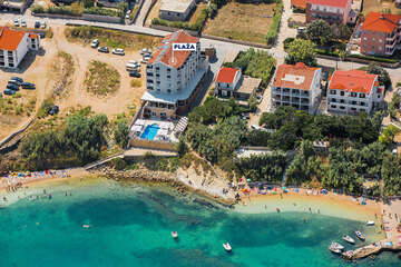 Hotel Plaža (foto před rekonstrukcí bazénu) - letecký pohled, město Pag, ostrov Pag, Chorvatsko