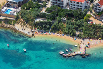 Hotel Plaža (foto před rekonstrukcí bazénu) - písčitooblázková pláž 50 m od hotelu, město Pag, ostrov Pag, Chorvatsko