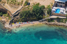 Hotel Plaža (foto před rekonstrukcí bazénu) - oblázková pláž, město Pag, ostrov Pag, Chorvatsko