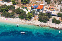 Apartmány Dorela - letecký pohled, okolí zátoky Vela Planica, ostrov Brač, Chorvatsko