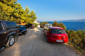 Apartmány Dorela - parkoviště u domu, okolí zátoky Vela Planica, ostrov Brač, Chorvatsko